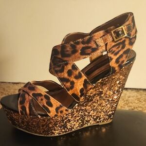 Material Girl Leopard Print ankle strap wedge Sandal w/bronze glitter heels.61/2